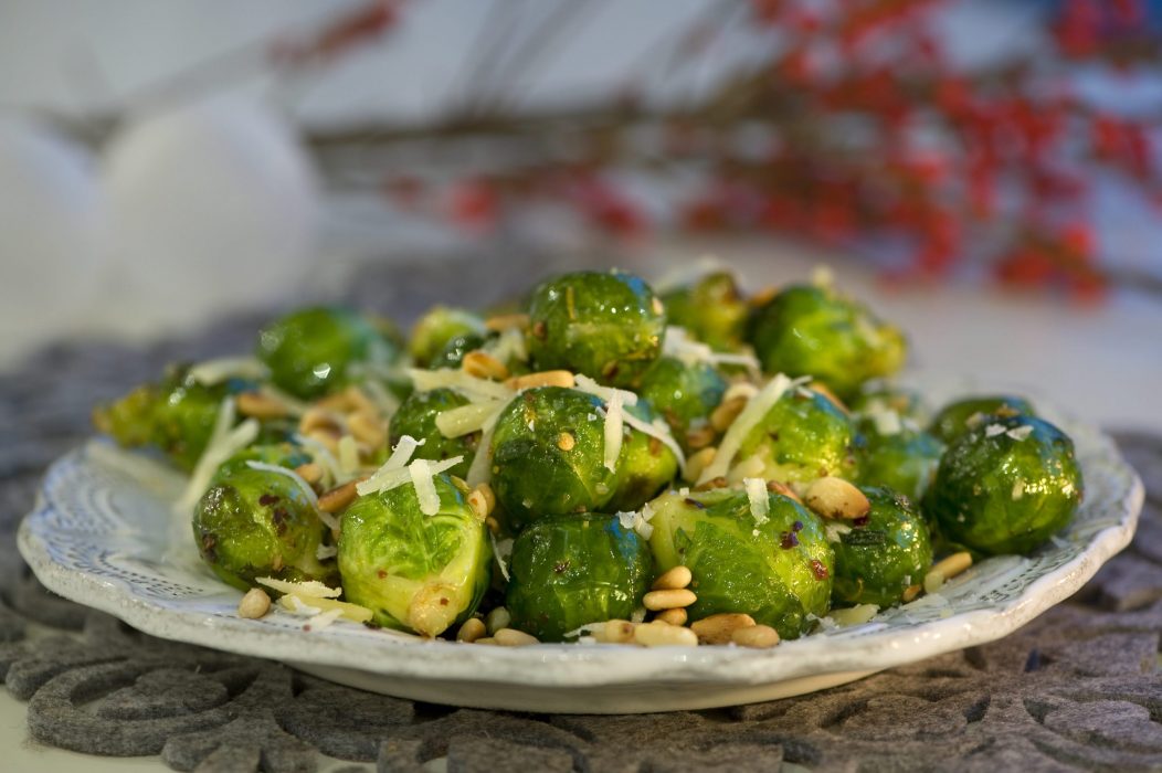 Brysselkål är en favorit på många julbord, men det finns förstås många andra gröna och hållbara rätter som du kan förgylla julen med.