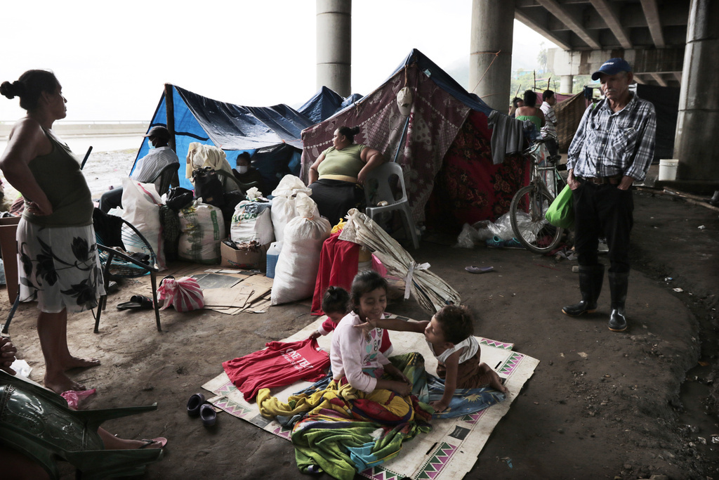 I Honduras har över 1 400 hem, flera dussin broar och över tre miljoner hektar grödor förstörts i orkanerna Eta och Iota.