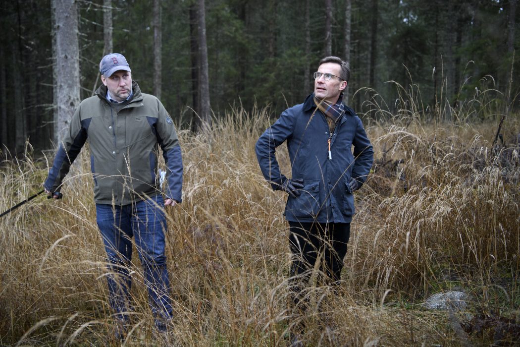 M-ledaren Ulf Kristersson och partiets skogspolitiske talesperson John Widegren.