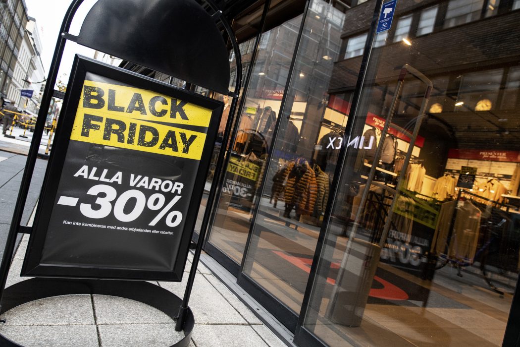 Black Friday-skylt på Drottninggatan i Stockholm.