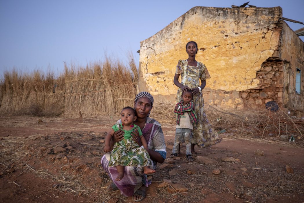 Kvinnor som flytt från Tigray och nu befinner sig i flyktinglägret Umm Rakouba i Qadarif i östra Sudan.