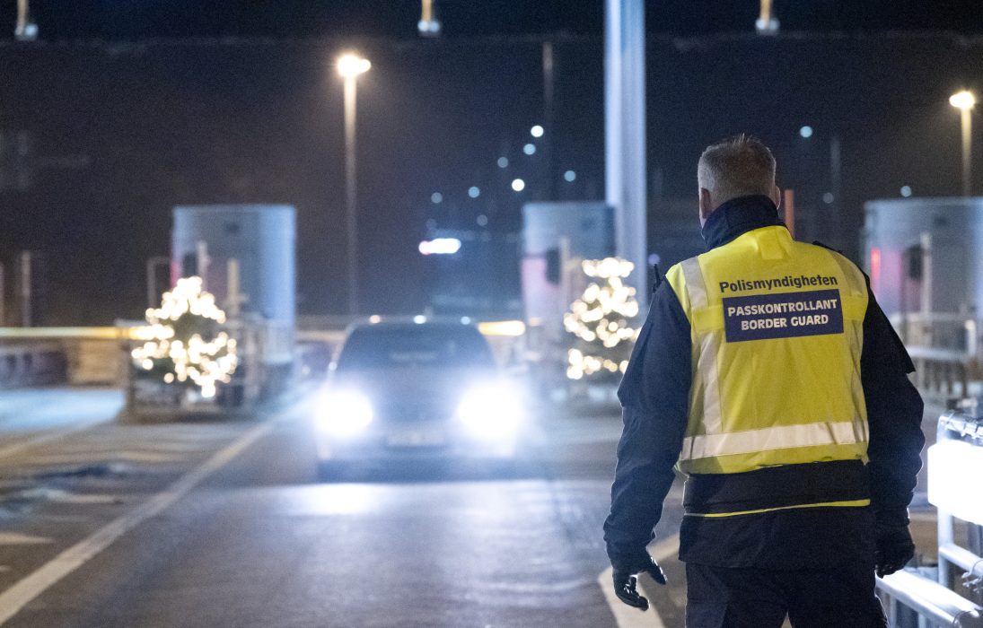 Gränsen mot Danmark stängde vid midnatt och personer som inte har rätt att komma in i landet eskorteras tillbaka av polis.