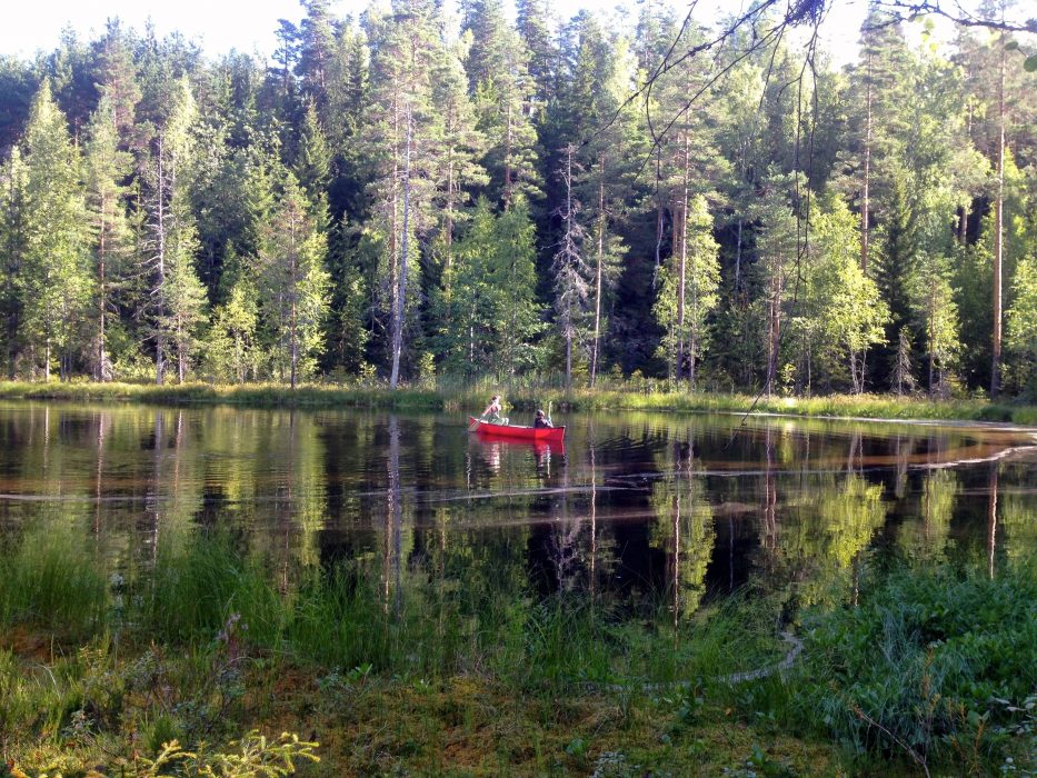 Leyden Fernandez-Vidal och Carla Perez samlar in prover från sjön Alinen Mustajärvi i södra Finland, en av 10450 miljöer som ingick i studien.
