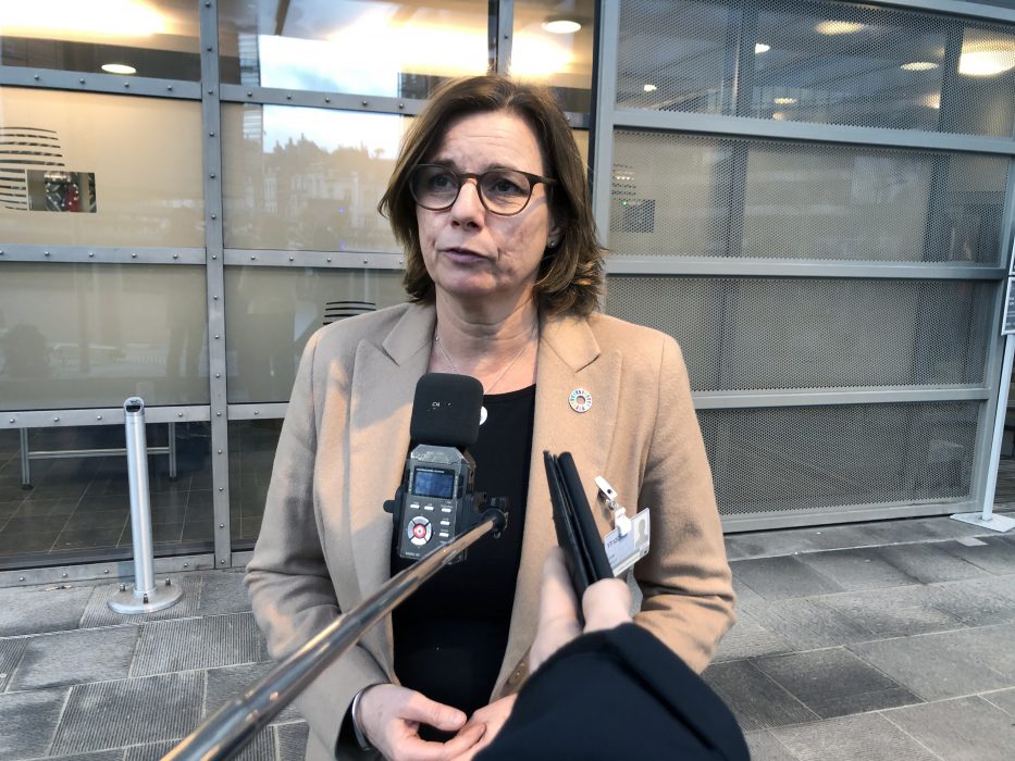 Miljö- och klimatminister Isabella Lövin (MP) på väg in till ministermötet i Bryssel.