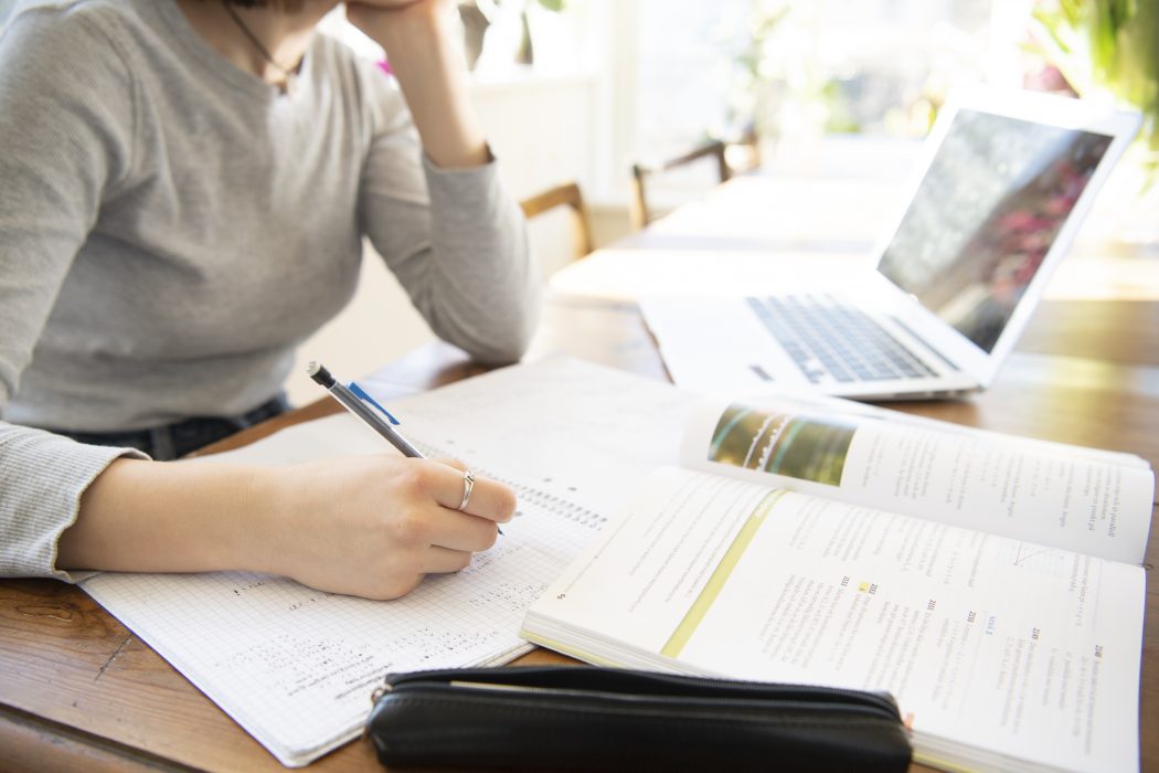 Studier i hemmet är långt ifrån en självklarhet för alla gymnasieelever.