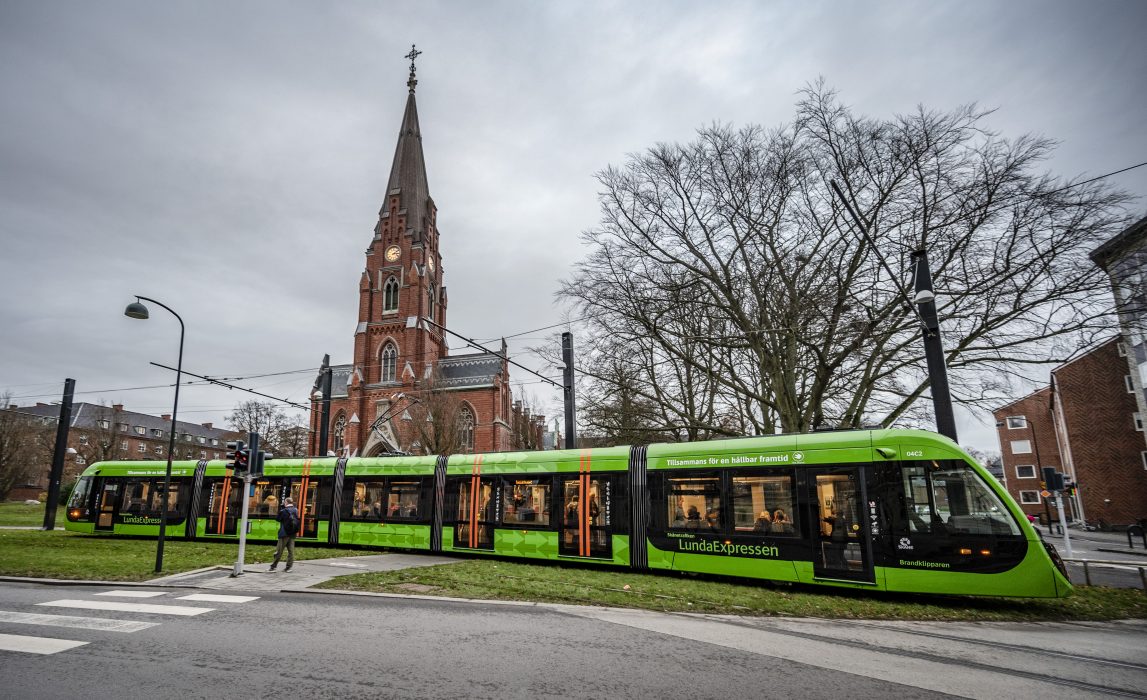 Spårvagnen Brandklipparen passerar Allhelgonakyrkan i centrala Lund på söndagen.