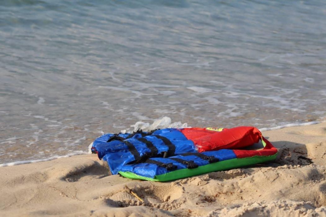 En flytväst som flutit upp på stranden efter katastrofen i Medelhavet utanför al-Khums i höstas.