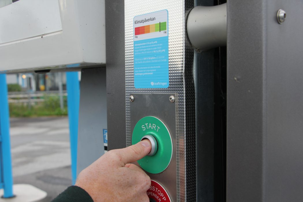 Så här ser det skånska energiföretaget Kraftringens miljödeklaration på biogas och el ut vid tank- och laddplatser.