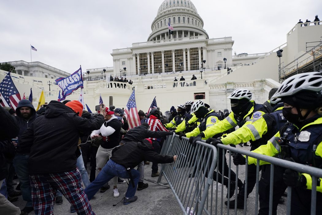 Attacken mot Kapitolium i USA visar hur livsfarlig fascismen är för demokratin, därför får den aldrig legitimeras, skriver 36 personer från en rad olika organisationer.