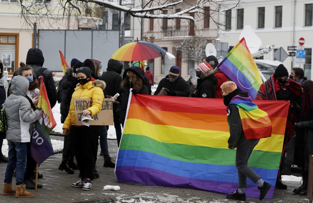 Hbtq-aktivister demonstrerar utanför en lokal domstol i Plock i Polen.