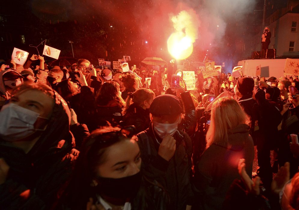 Protester mot Polens abortlagstiftning i Warszawa oktober 2020.