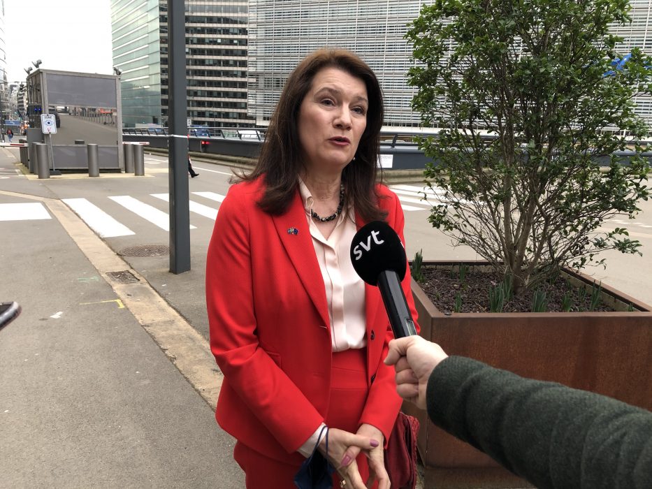 Utrikesminister Ann Linde träffar svenska journalister efter måndagens ministermöte i Bryssel.