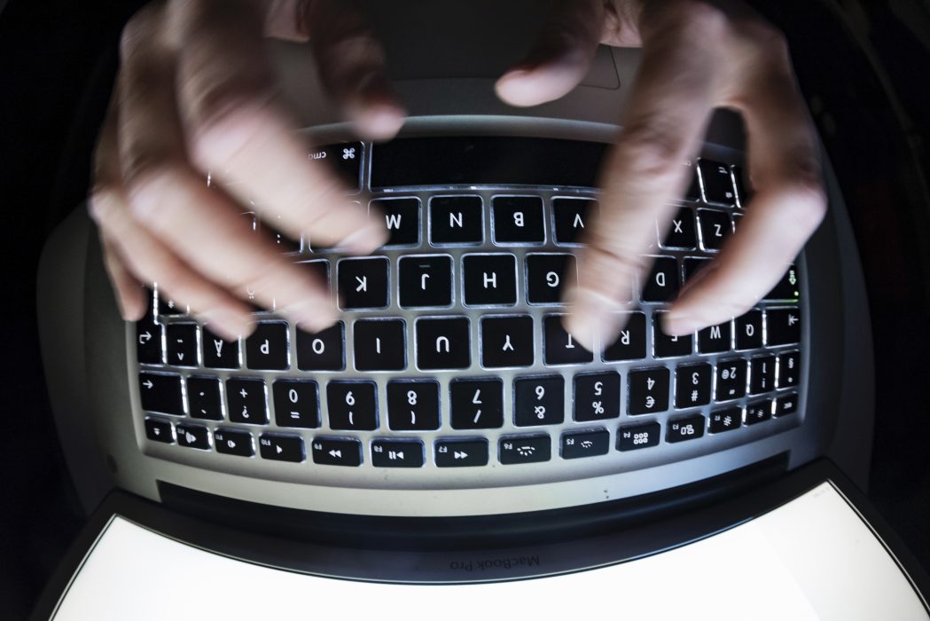 I Internetstiftelsens årliga undersökning "Svenskarna och internet" var det fler som uppgav att de blivit utsatta för näthat eller kränkningar på internet 2020 än tidigare.