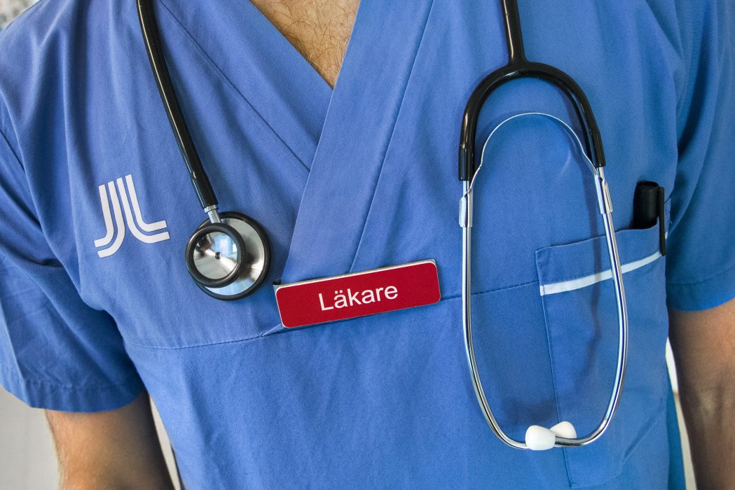 På läkarutbildningen förekommer en subtil favorisering av manliga och vita studenter, menar minoritetsstudenter och kvinnliga studenter i en ny avhandling.