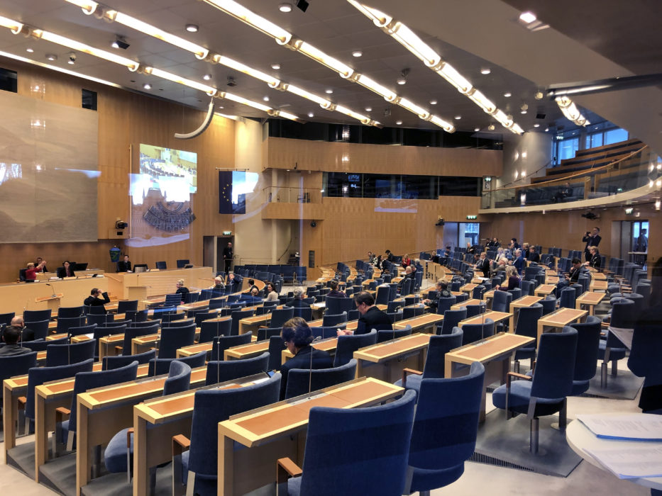 Regeringens lagförslag om lättnader i nya gymnasielagen för ensamkommande unga riskerar att bli nedröstad i riksdagen.