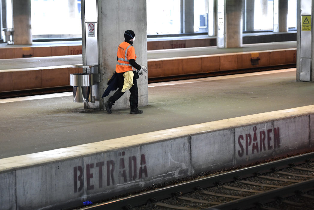 Låginkomsttagare har drabbats hårdare av pandemin, bland annat eftersom de har haft svårare att isolera sig.