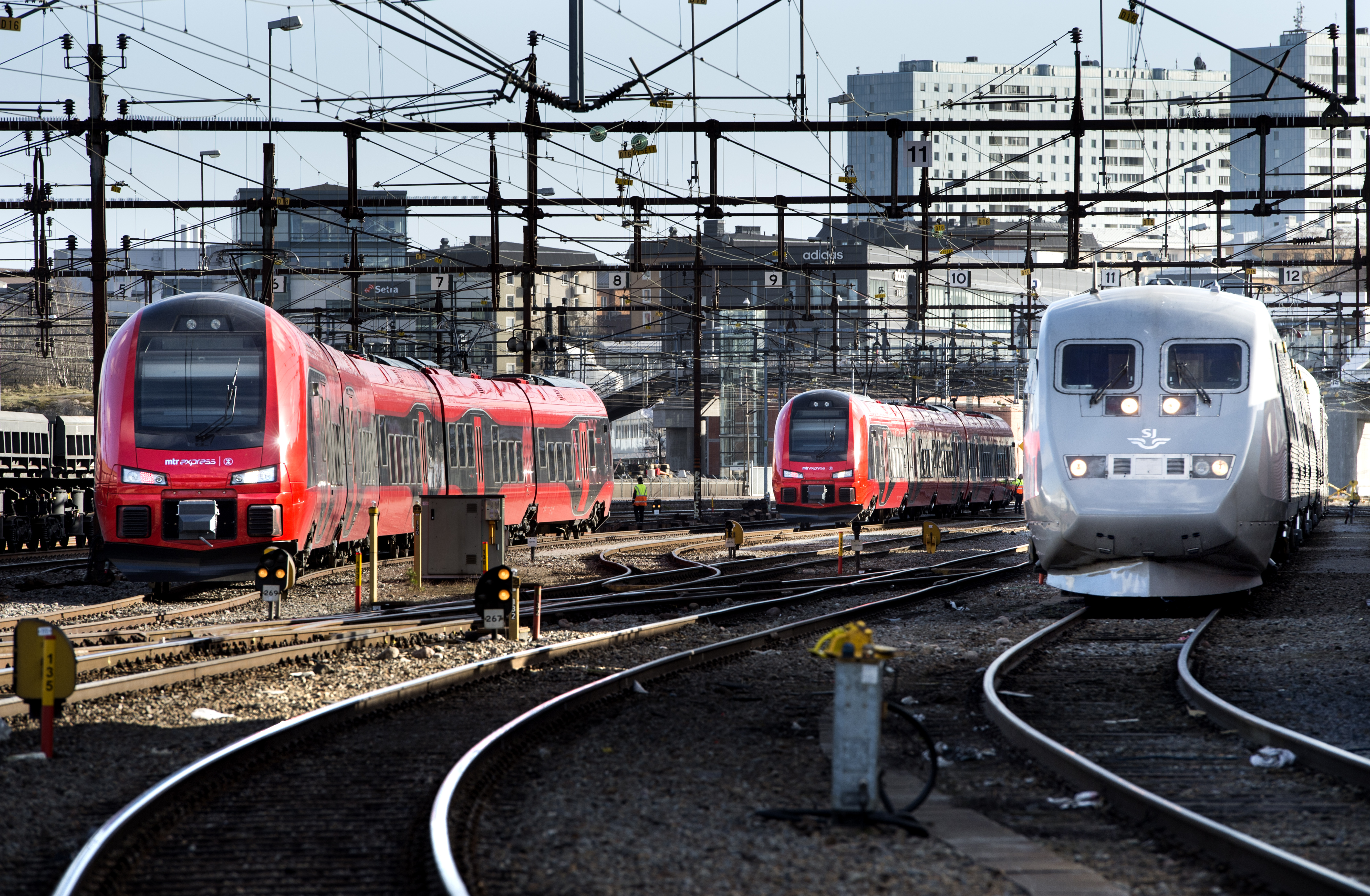 Trafikverkets nya alternativ för utbyggnaden av höghastighetståg tar för liten hänsyn till nyttan i regioner utanför storstäderna, tycker flera lokala politiker.