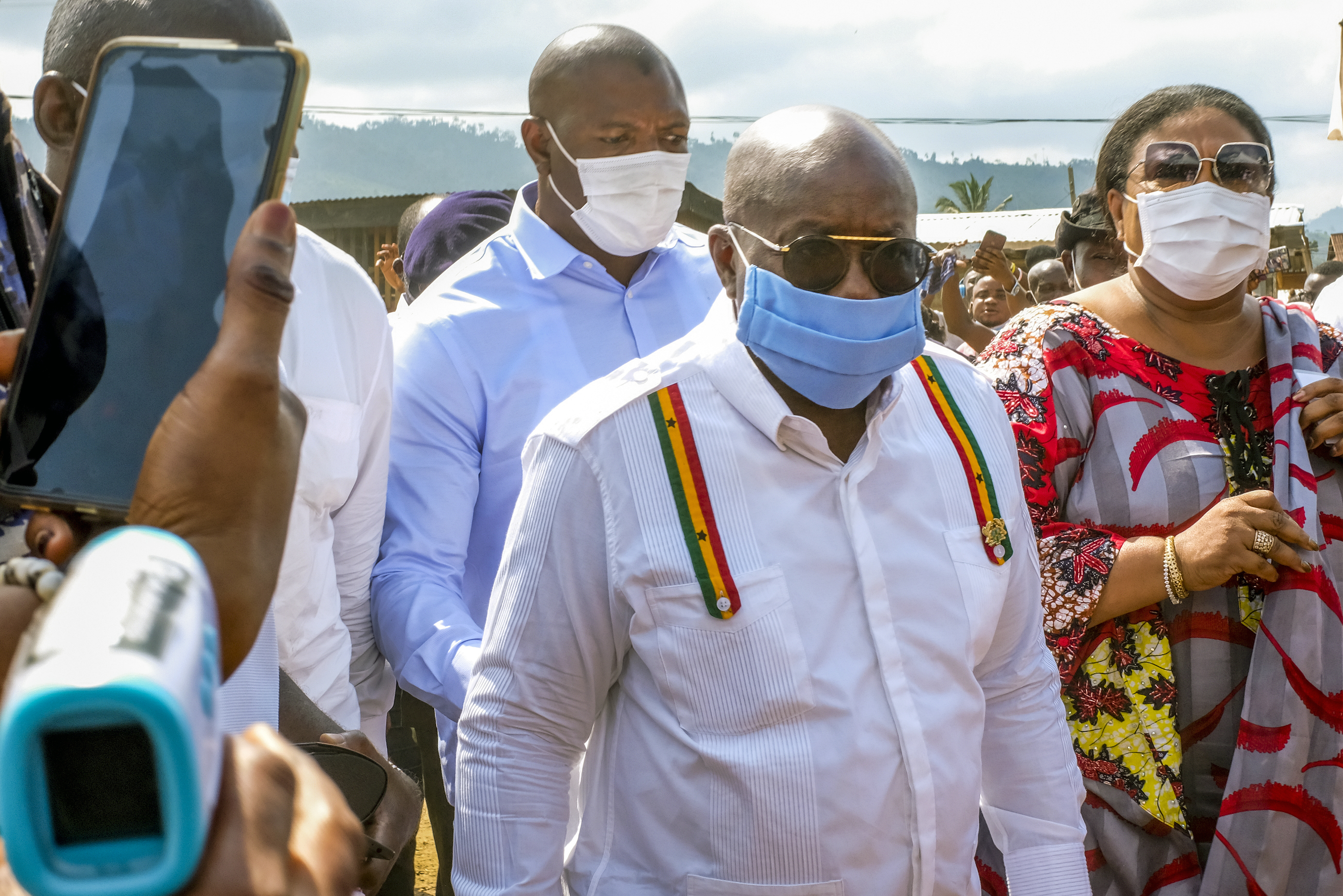 Ghanas president Nana Akufo-Addo utanför en vallokal i Accra i december.