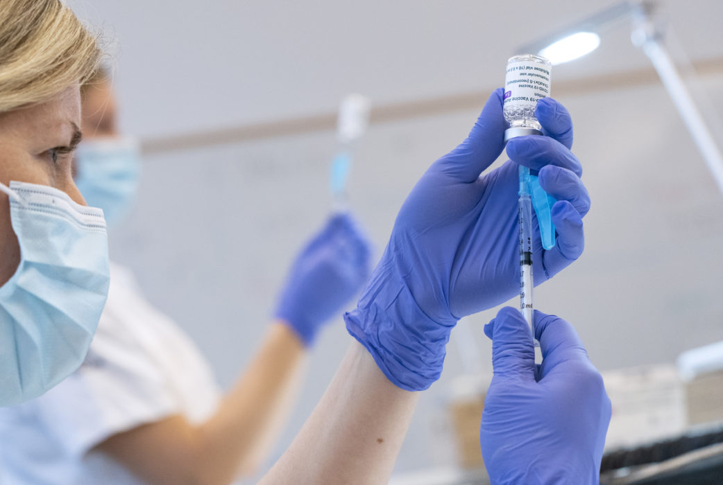 Astra Zenecas vaccin stoppas tillfälligt i Sverige.
