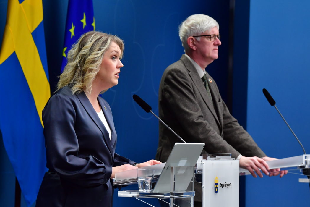 Socialminister Lena Hallengren och Johan Carlson, generaldirektör på Folkhälsomyndigheten.
