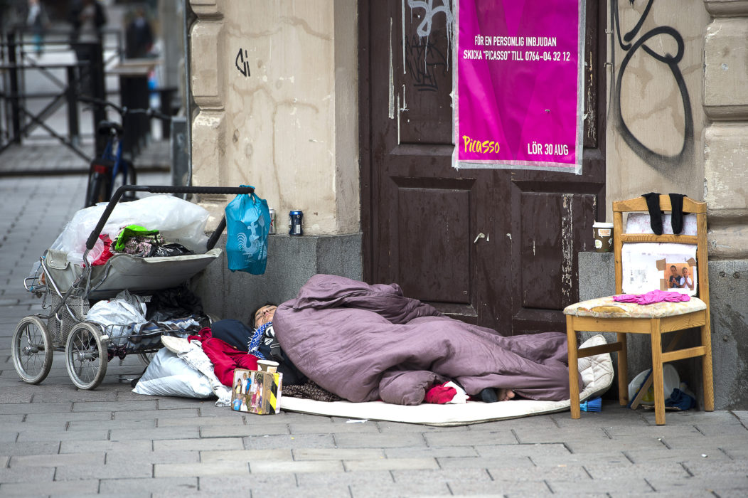 Regeringen behöver skyndsamt utforma en nationell hemlöshetsstrategi, anser Amnesty.
