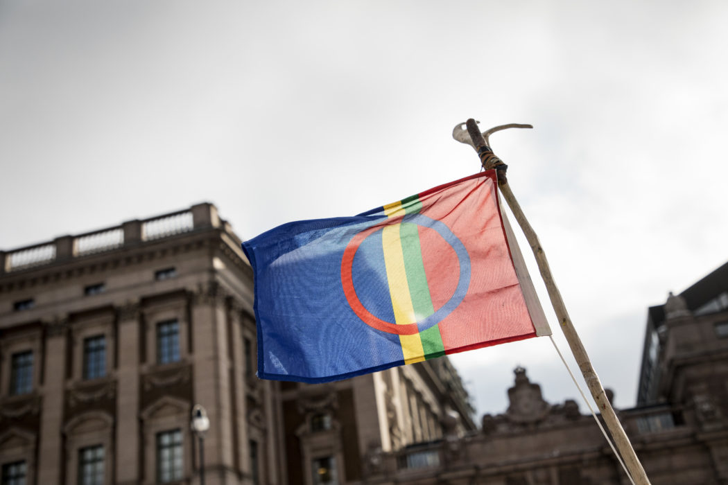 Samernas flagga framför Sveriges riksdag.