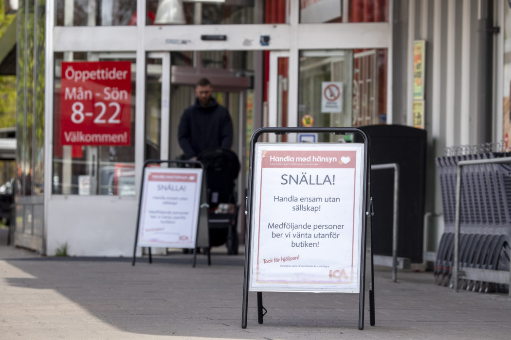 Restriktioner vid en mataffär i Svedmyra i södra Stockholm.