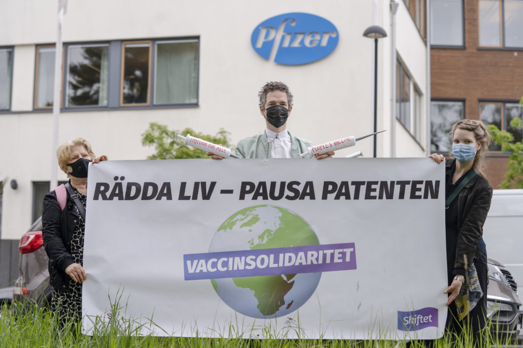 Barbro Dalundh, Christian Tengblad och Johanna Tengblad på plats utanför Pfizers kontor i Sollentuna.