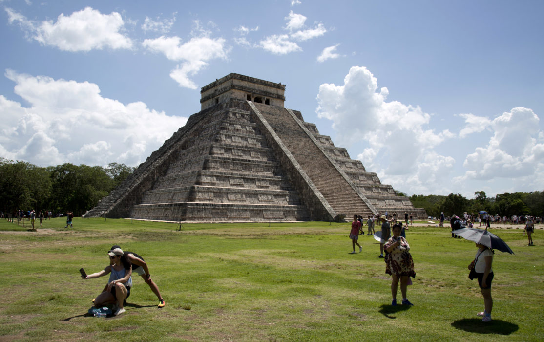 Turister besöker Chichén Itzá, en övergiven Mayastad i sydöstra Mexiko.
