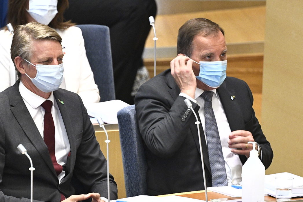 Miljö- och klimatminister Per Bolund (MP) och statsminister Stefan Löfven (S) i riksdagen vid misstroendeomröstningen.