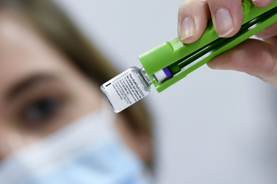 Biverkningen har noterats bland personer som fått så kallade mRNA-vaccin, som Pfizer och Moderna tillhör.