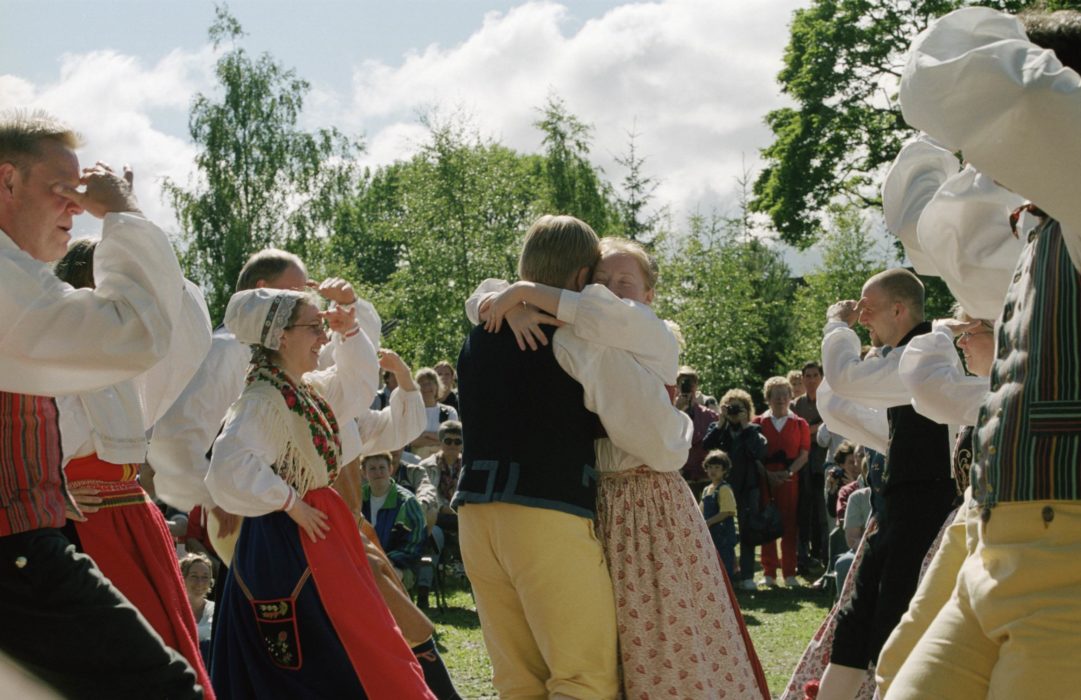 Så här brukar ett traditionellt midsommarfirande kunna se ut på Skansen, men i år liksom förra året blir det ganska annorlunda.