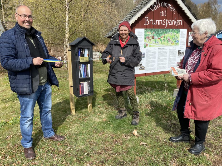 Bokdagar i Dalslands verksamhetsledare Victor Estby och personal och mångsysslande konstnären Kerstin Ljungqvist inviger Antikvariat Stockrosens skåp i Dals Rostosck i maj 2021.