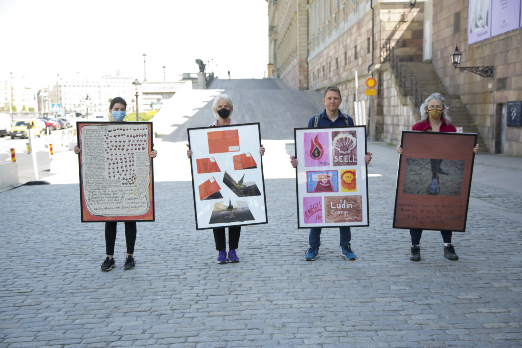 Igår samlades ett antal konstnärer på Mynttorget för att visa upp sina verk som belyser AP-fondernas brist på hållbarhetsperspektiv.