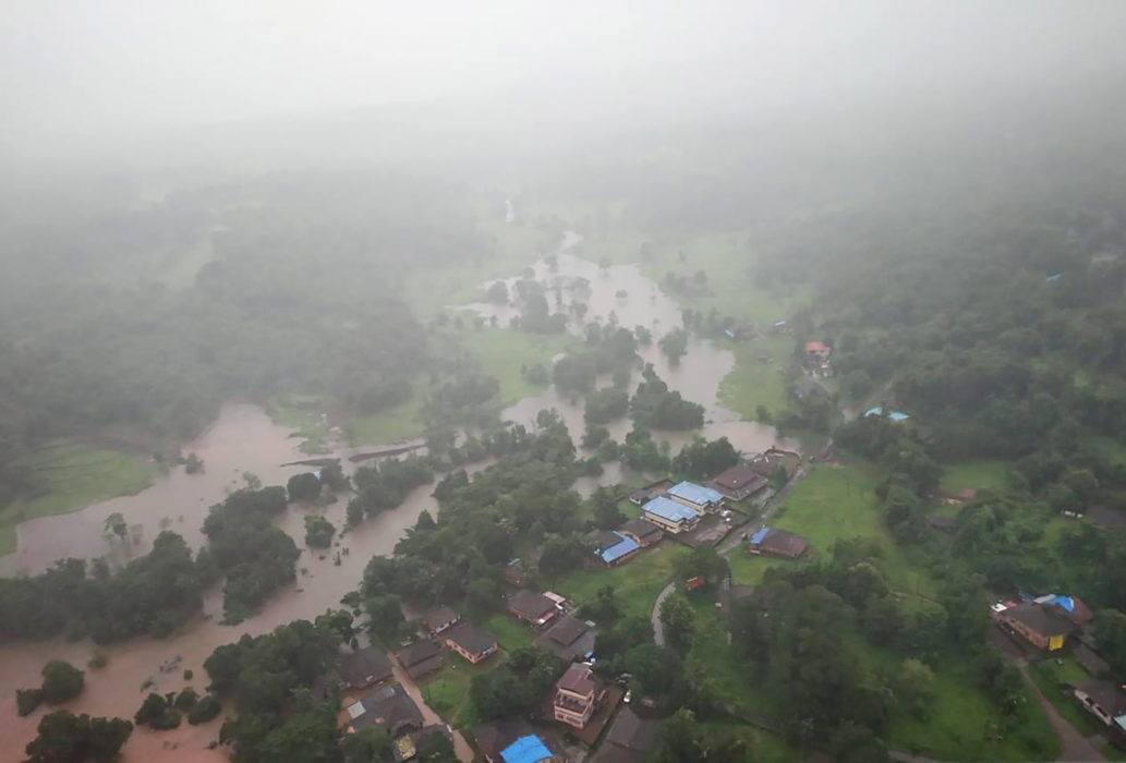Ett flygfoto över översvämningar i Ratnagiri i delstaten Maharashtra.
