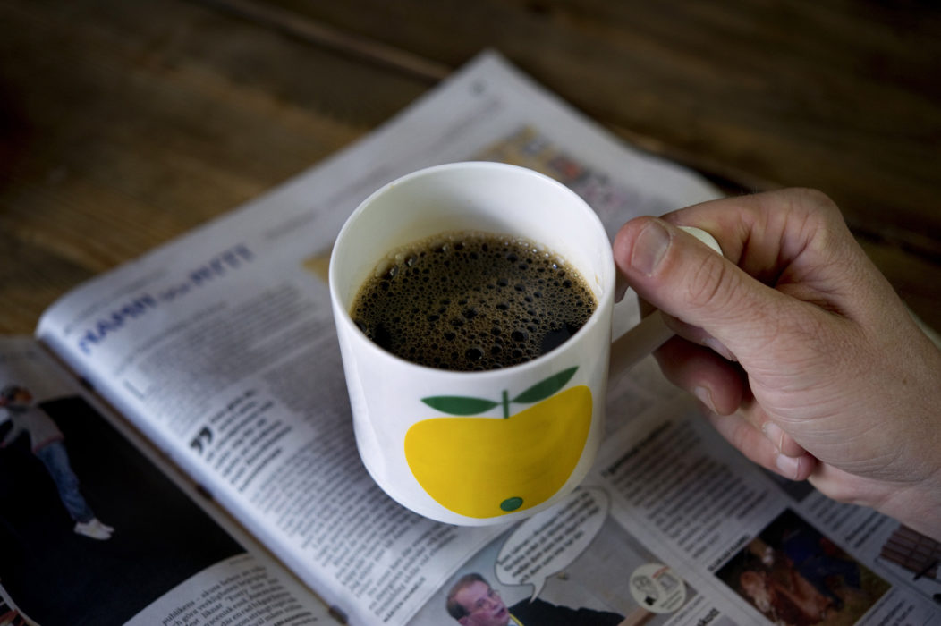 Mycket kaffe kan ge en del personer hjärtklappning och sömnproblem, men det orsakar troligtvis inte rubbningar i hjärtrytmen på längre sikt enligt en ny studie.
