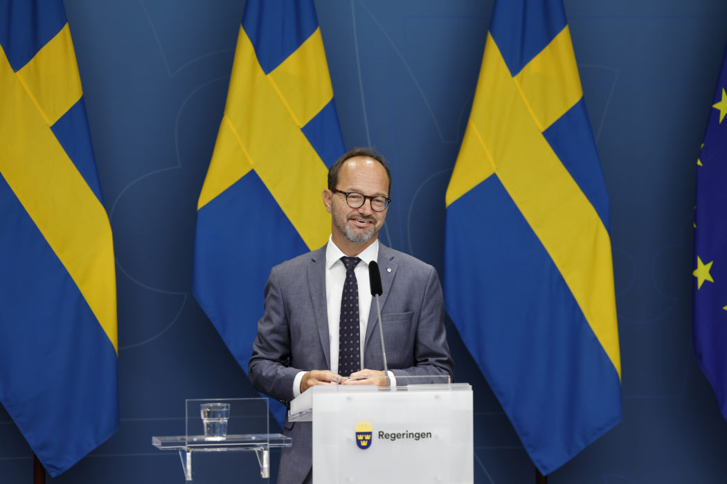 Infrastrukturminister Tomas Eneroth säger på en pressträff inför beslutet att detta är historiskt.