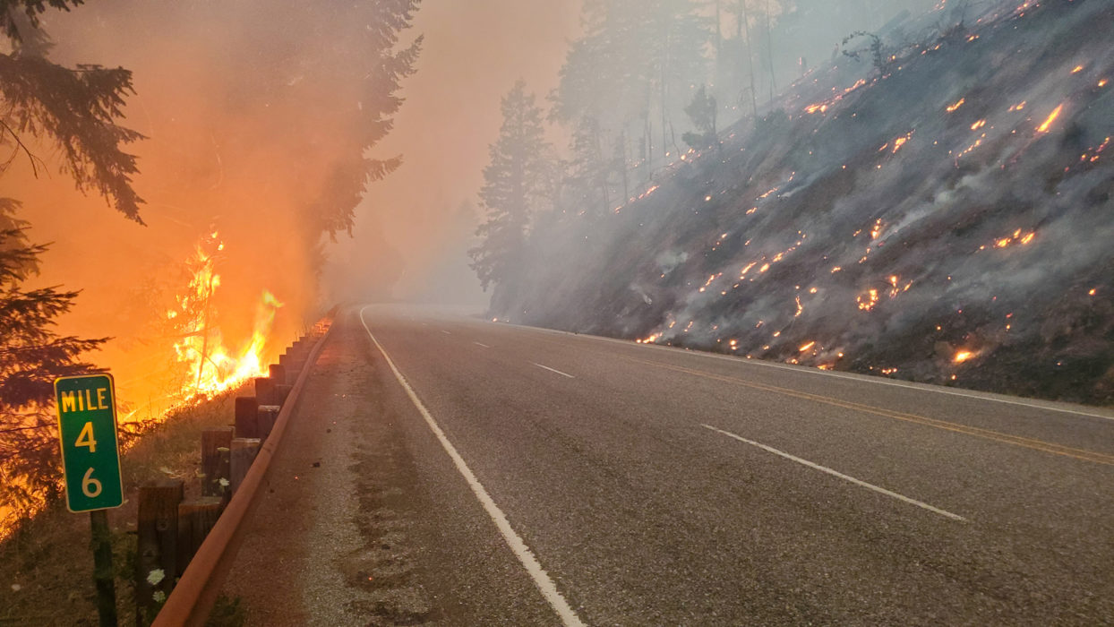 Eldhärjad terräng i västra Oregon den 7 juli.