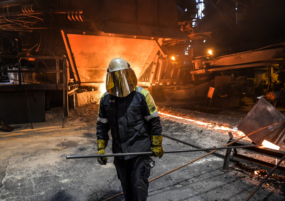 När EU-länderna skärper sina klimatkrav på industrierna finns en risk att produktionen flyttar till andra delar av världen där kraven är lägre, så kallat koldioxidläckage.