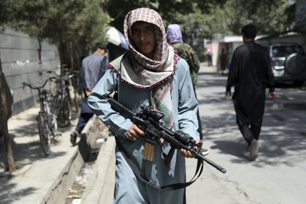 Talibaner patrullerar på Kabuls gator.