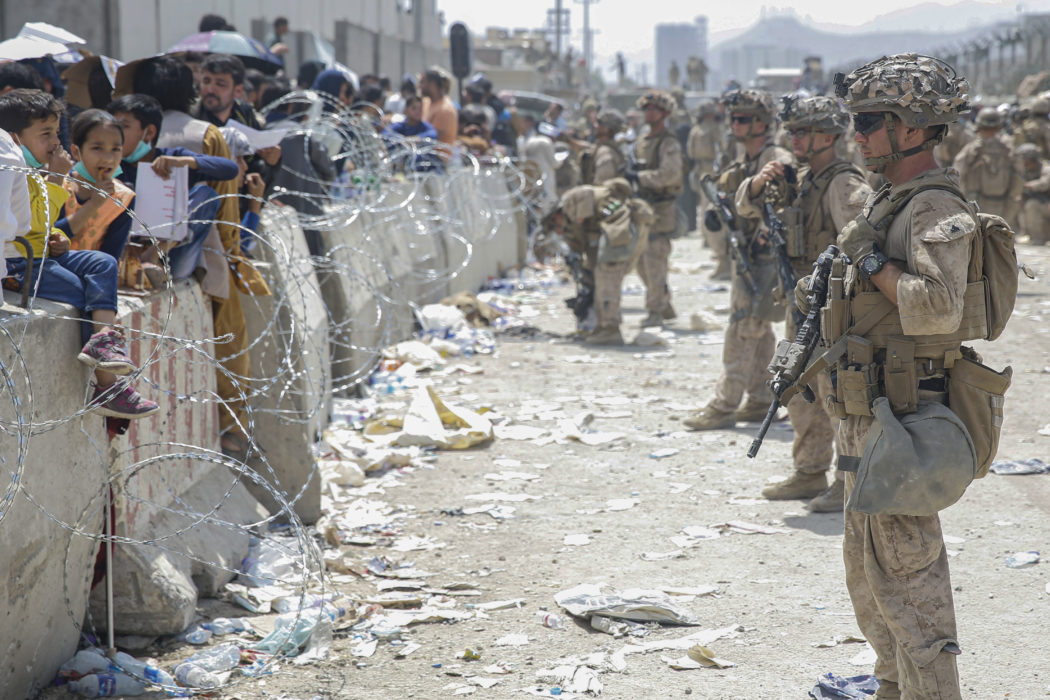 Utanför flygplatsen i Kabul trängs människor för att försöka fly det nya talibanstyret.