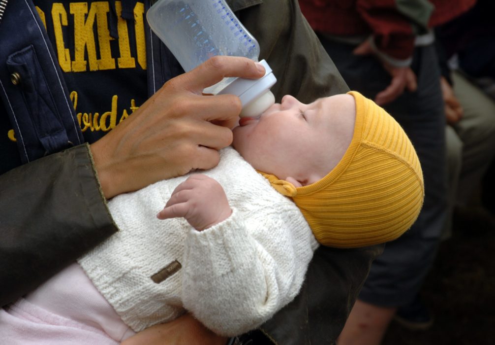 Tarmfloran hos barn som matas med modersmjölksersättning  innehåller 70 procent mer multiresistenta bakterier än tarmfloran hos barn som enbart ammas.