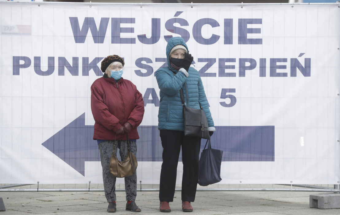 Vaccinationscentaler runtom i Polen får nu ökad skydd sedan flera har attackerats av vaccinmotståndare och till och med stuckits i brand.