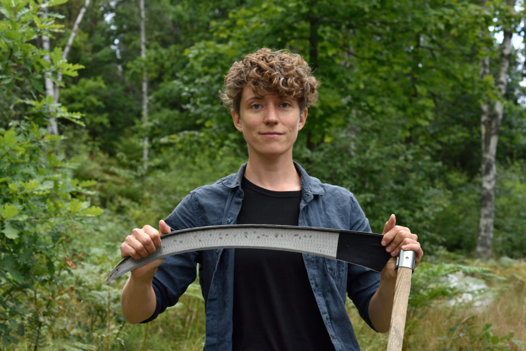 Jenny Nilssons intresse startade när hon hittade sin farfars gamla lie, i dag håller hon kurser i lieslåtter över hela landet.