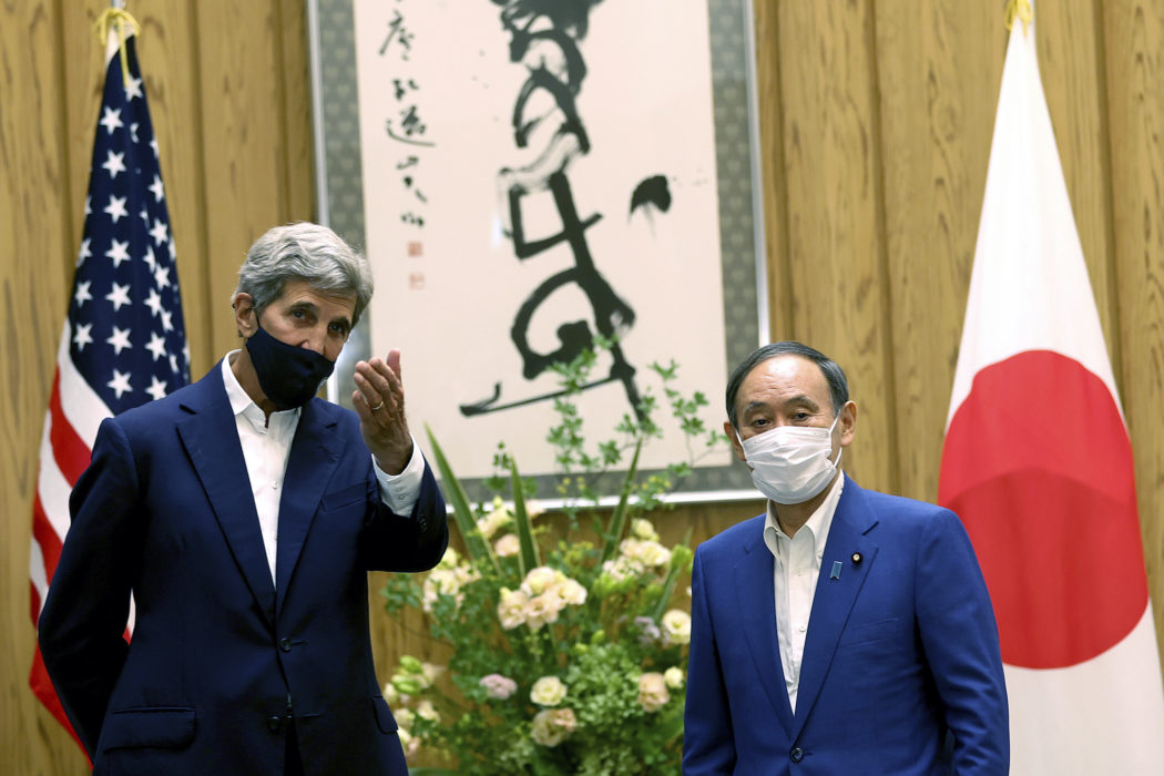 John Kerry och Yoshihide Suga vid tisdagens möte i Tokyo.