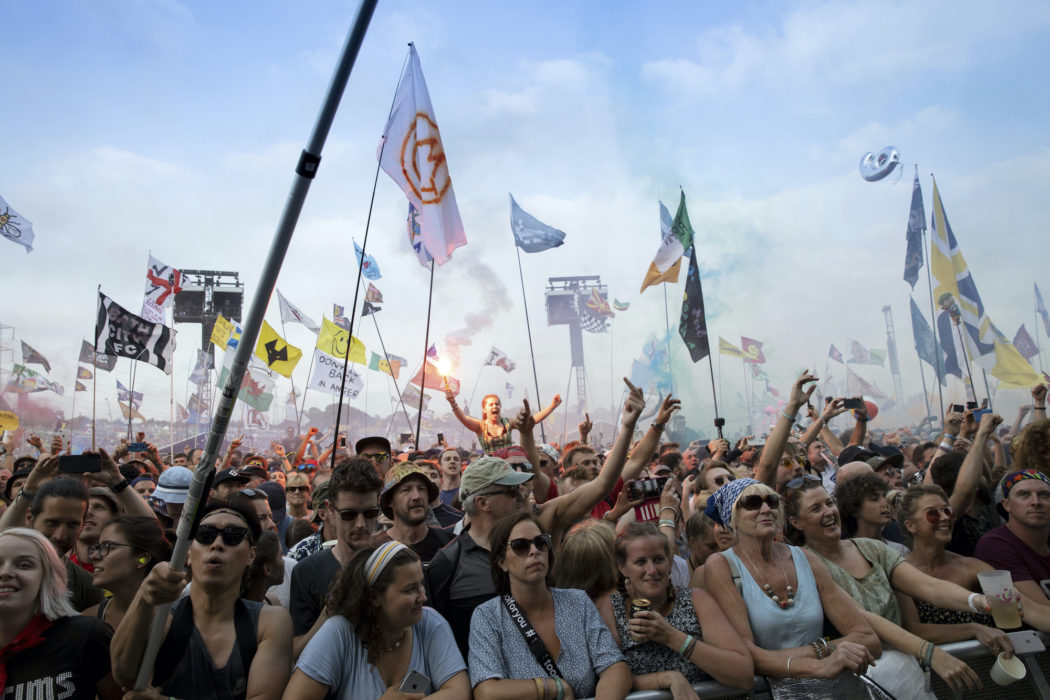 Besökare i Glastonbury lyssnar på Liam Gallagher under festivalen 2019.