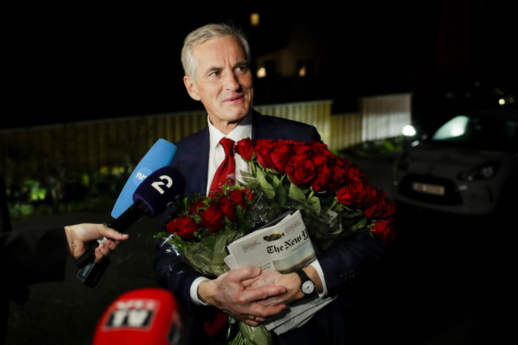 Jonas Gahr Støre utanför sitt hem i natt.