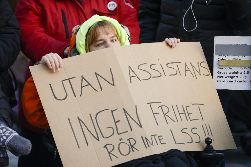 Regeringen ska utreda om ansvaret för personlig assistans ska bli en fråga enbart för staten och inte som nu vara delat mellan kommun och stat.