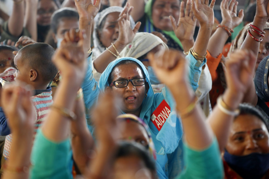Tusentals kvinnor i Indien demonstrerade på Internationella kvinnodagen mot regeringens nya jordbrukslagar.
