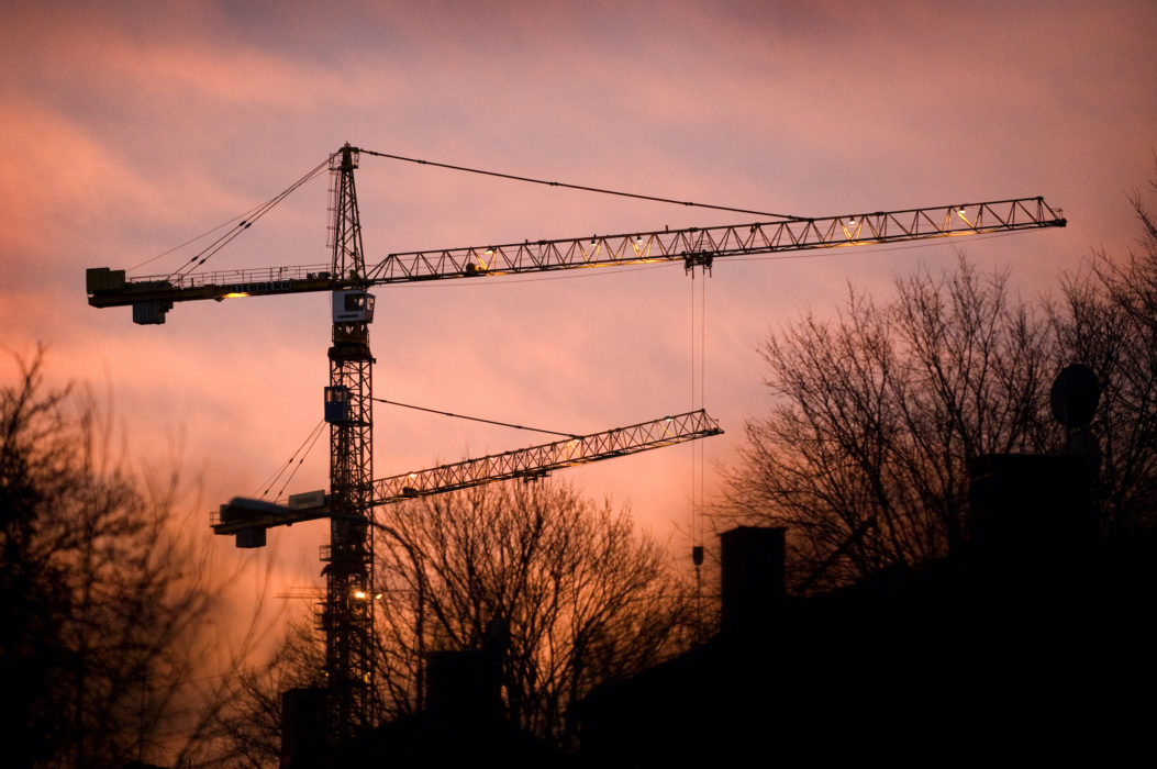 Bostadsområden och industrier byggs på bördiga jordbruksmarker – inte minst i Skåne.